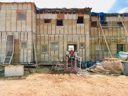 chantier participatif terre-paille, remplissage de cloisons