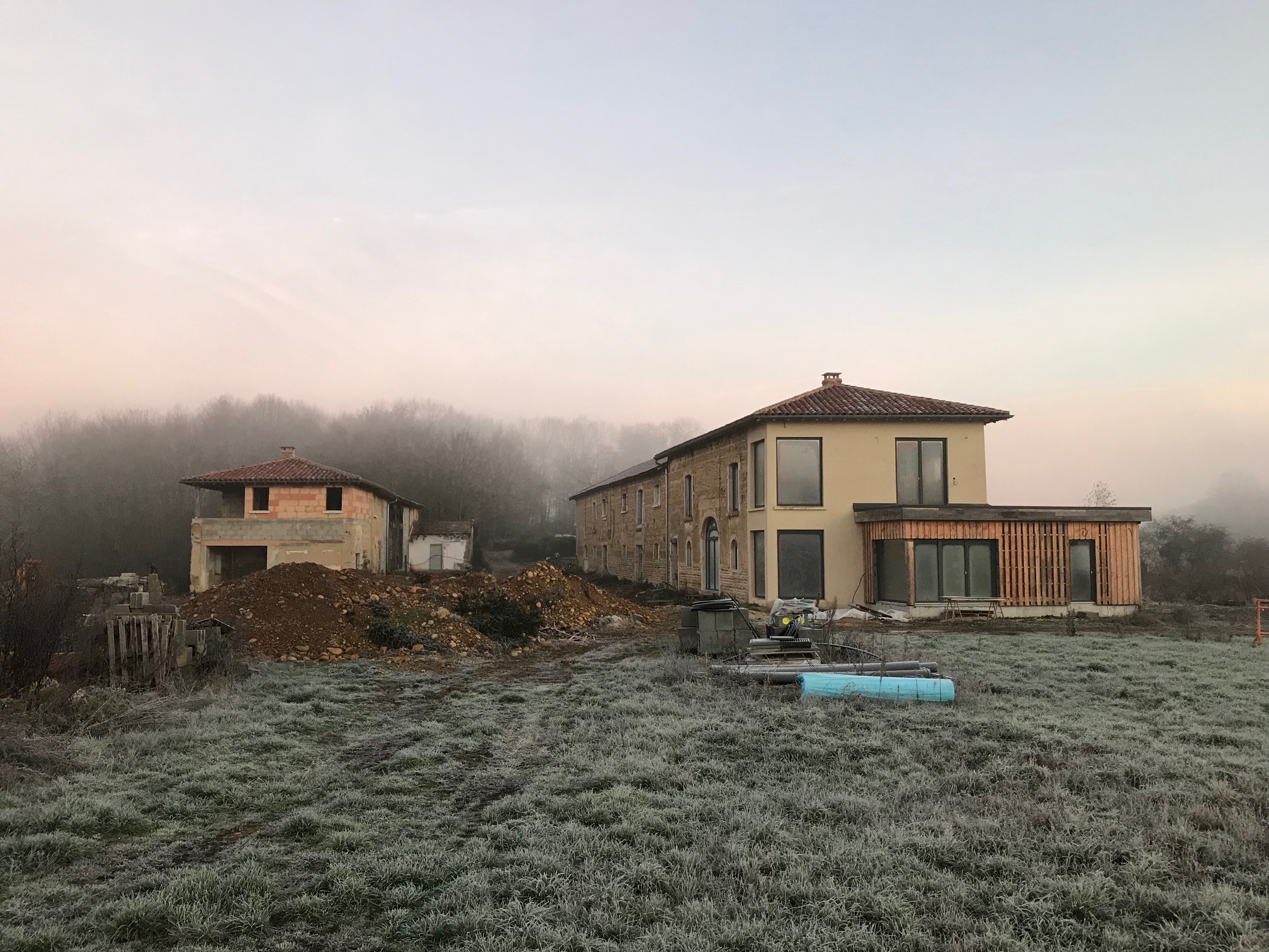 Visite de chantier : rénovation ferme en pisé dans les Dombes