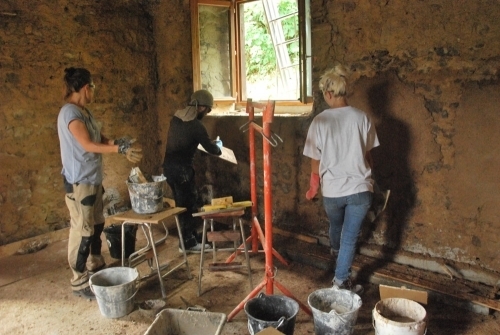 Chantier participatif encadré par un formateur- Enduits terre crottin eau de pluie sur murs en pisé