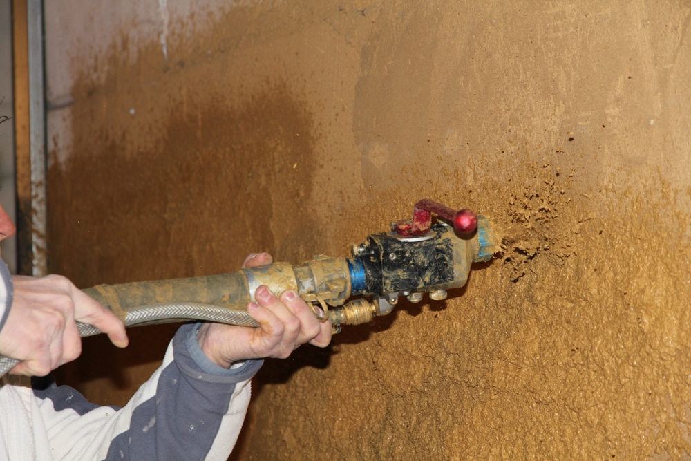 Chantier Participatif Projection d'enduits terre sur paille