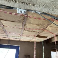enduits de finition terre crue chaux sur cloisons , isolation combles perdues ouate de cellulose, pédo épuration, pose pare vapeur, ,...