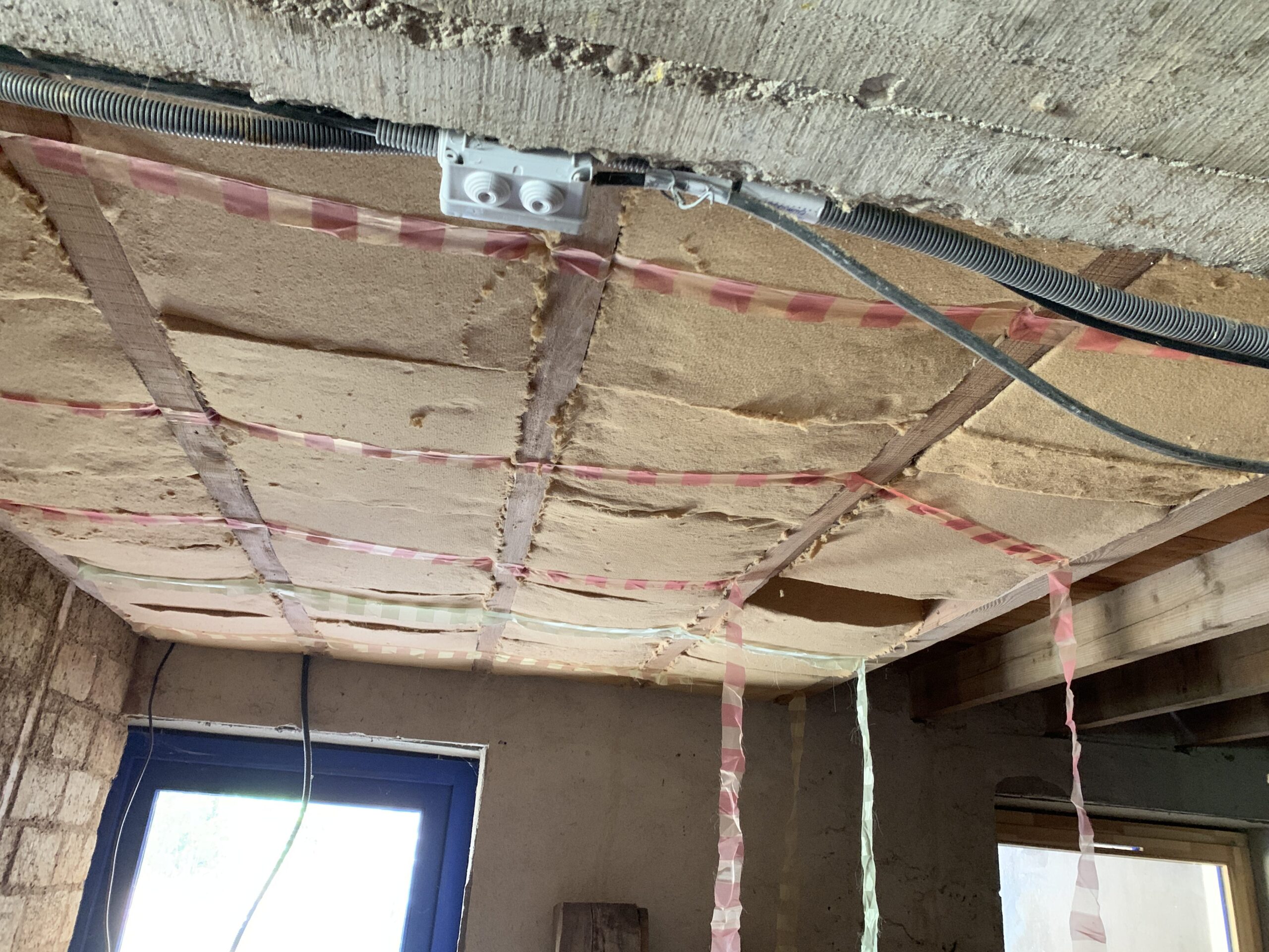enduits de finition terre crue chaux sur cloisons , isolation combles perdues ouate de cellulose, pédo épuration, pose pare vapeur, ,...