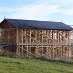 Chantier participatif à la construction d'une maison en bois et paille