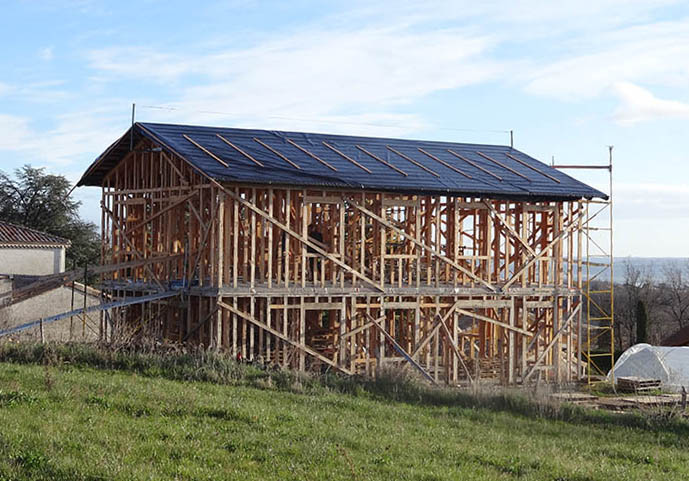 Chantier participatif à la construction d'une maison en bois et paille