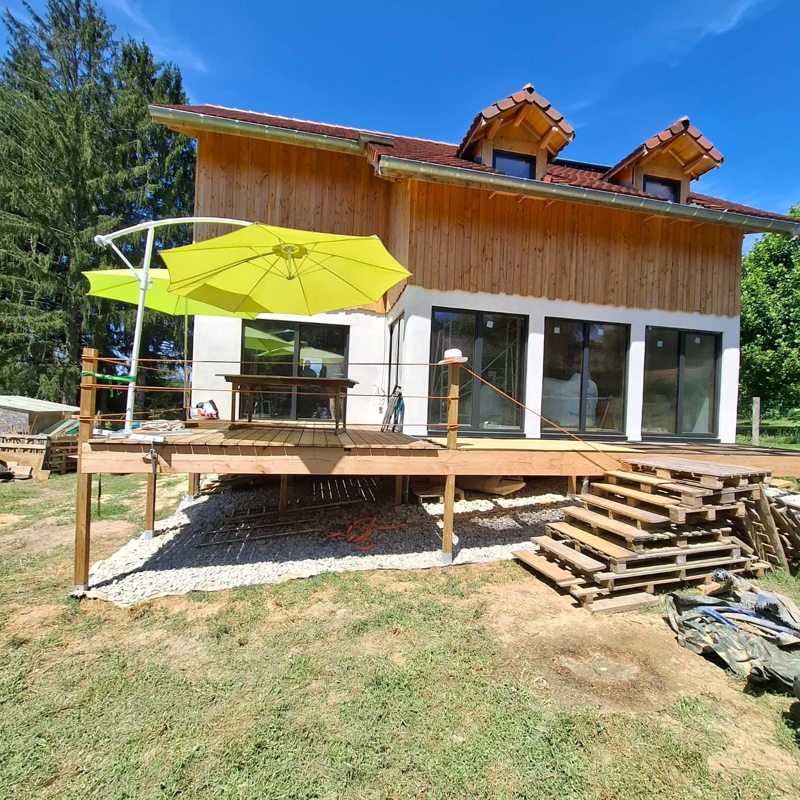 Maison Bioclimatique - Chantier banchage terre paille cloisons intérieures