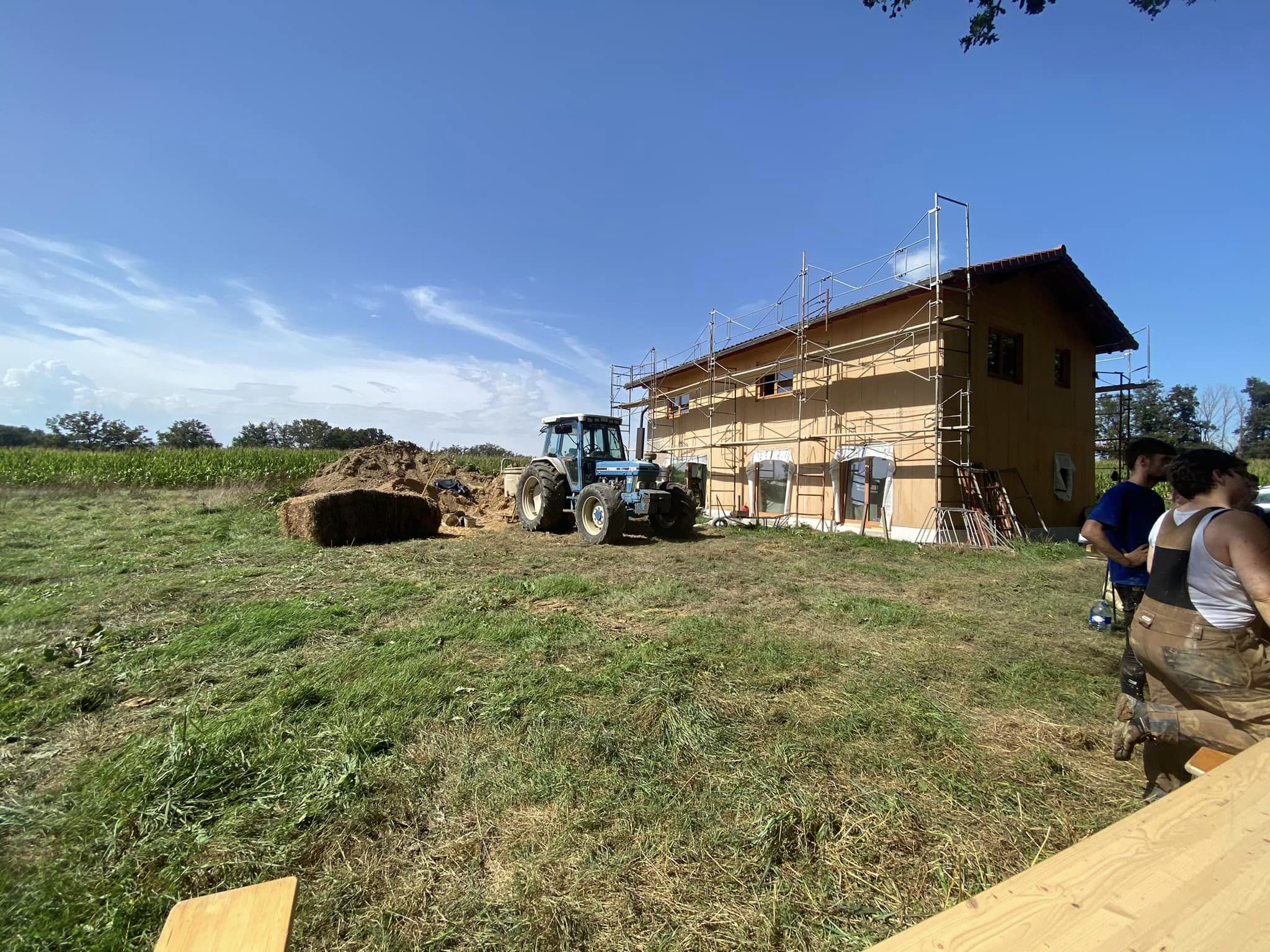 Visite de chantier maison en ossature bois /isolation paille + enduits terre intérieur