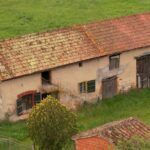 Chantier terre paille banché et enduits sur maison pisé