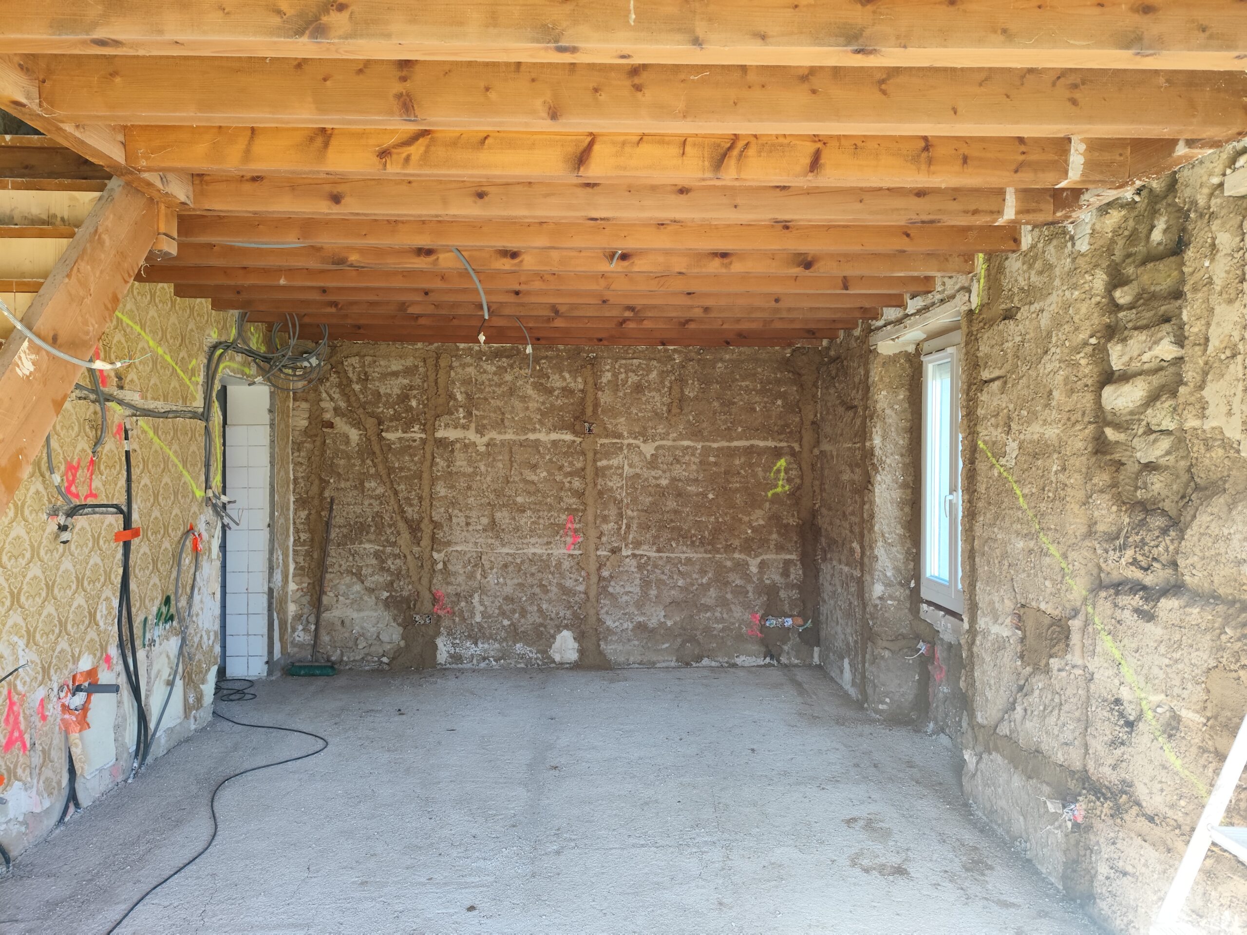 Enduits intérieur terre paille chaux sur murs en pisé