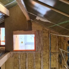 Chantier participatif enduits sur bottes de paille avec artisan