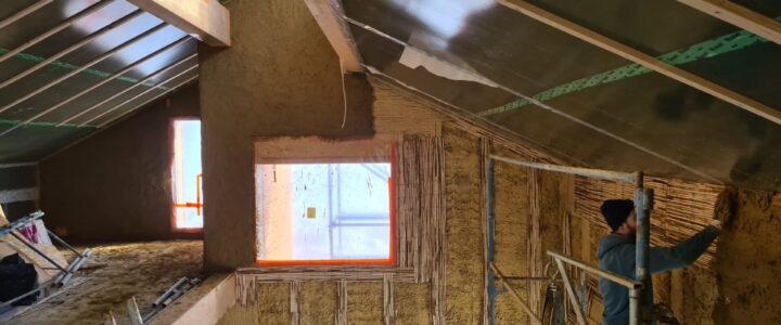 Chantier participatif enduits sur bottes de paille avec artisan