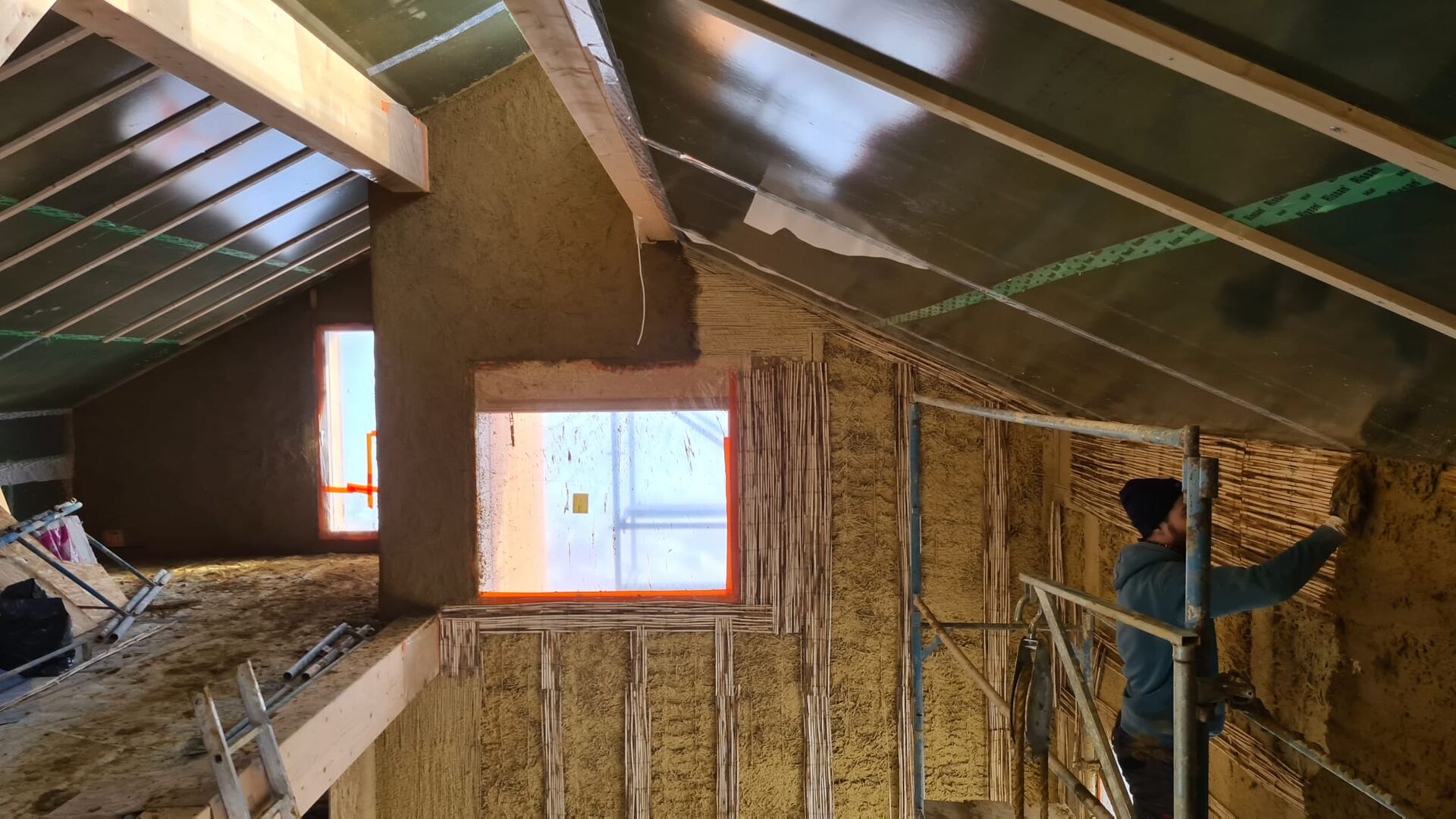 Chantier participatif enduits sur bottes de paille avec artisan