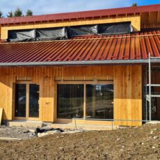 Chantier participatif enduits sur bottes de paille avec artisan
