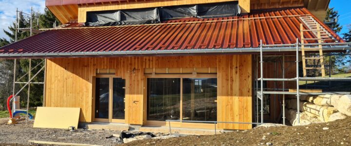 Chantier participatif enduits sur bottes de paille avec artisan