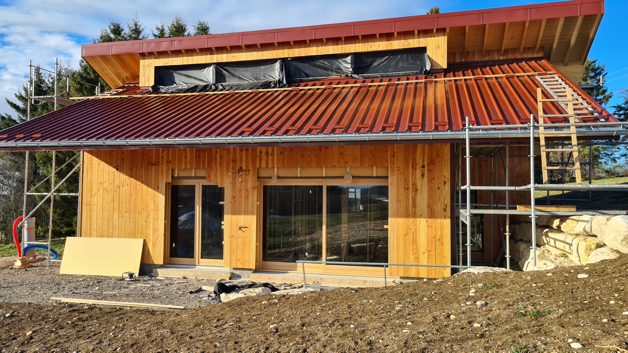 Chantier participatif enduits sur bottes de paille avec artisan