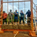 Construction du toit et sol de notre maison en paille