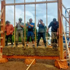 Construction du toit et sol de notre maison en paille