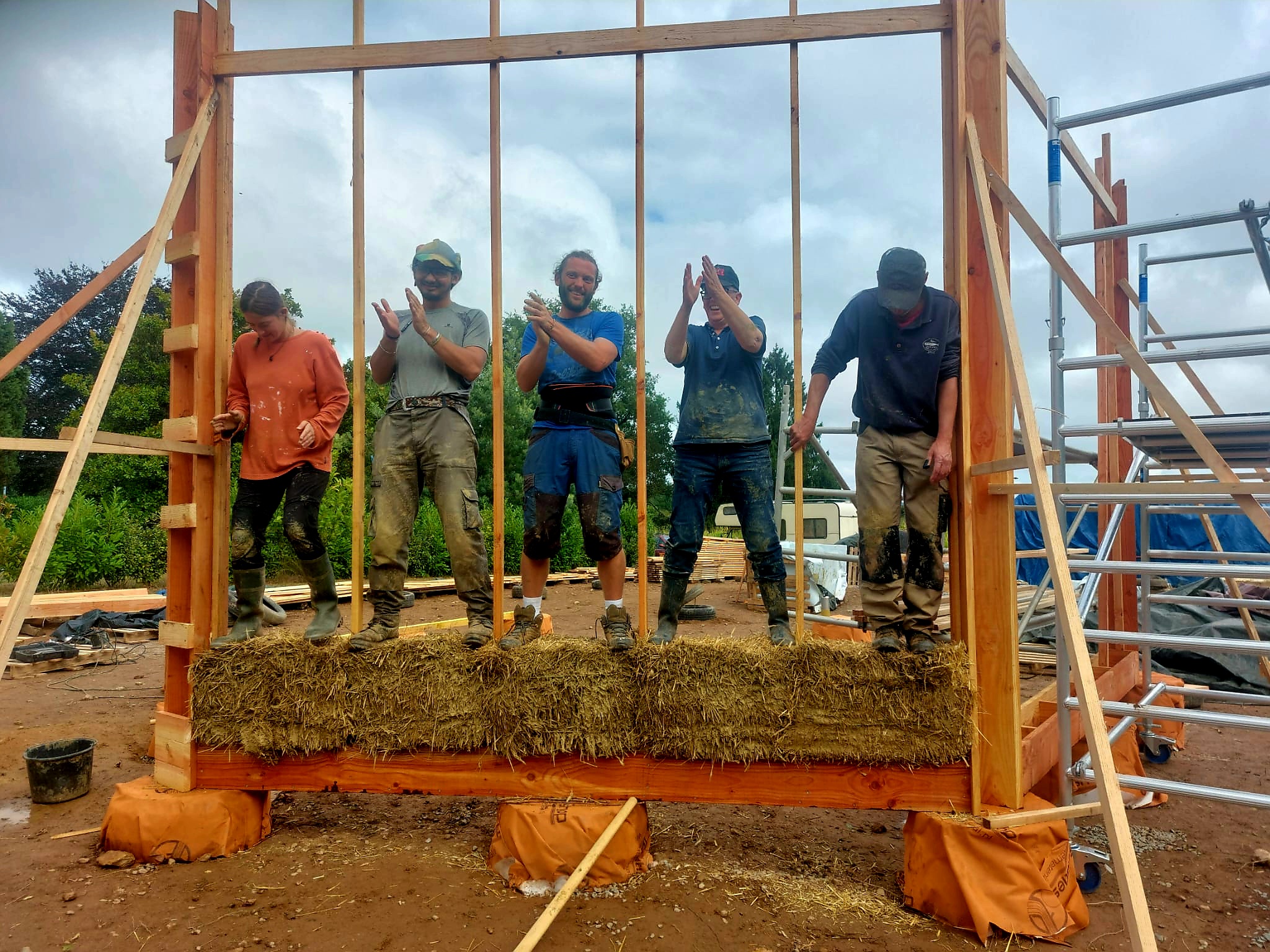Construction du toit et sol de notre maison en paille