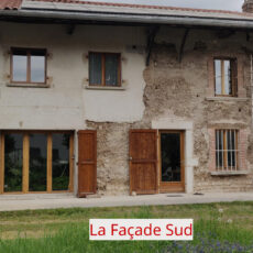 Enduits de corps et de finition sur maison en pisé