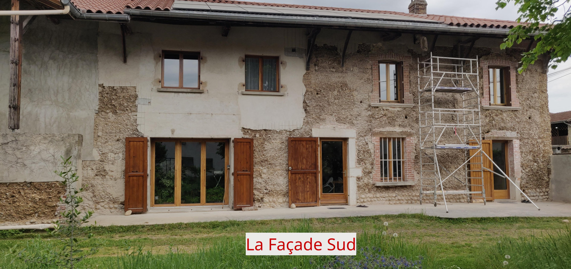 Enduits de corps et de finition sur maison en pisé