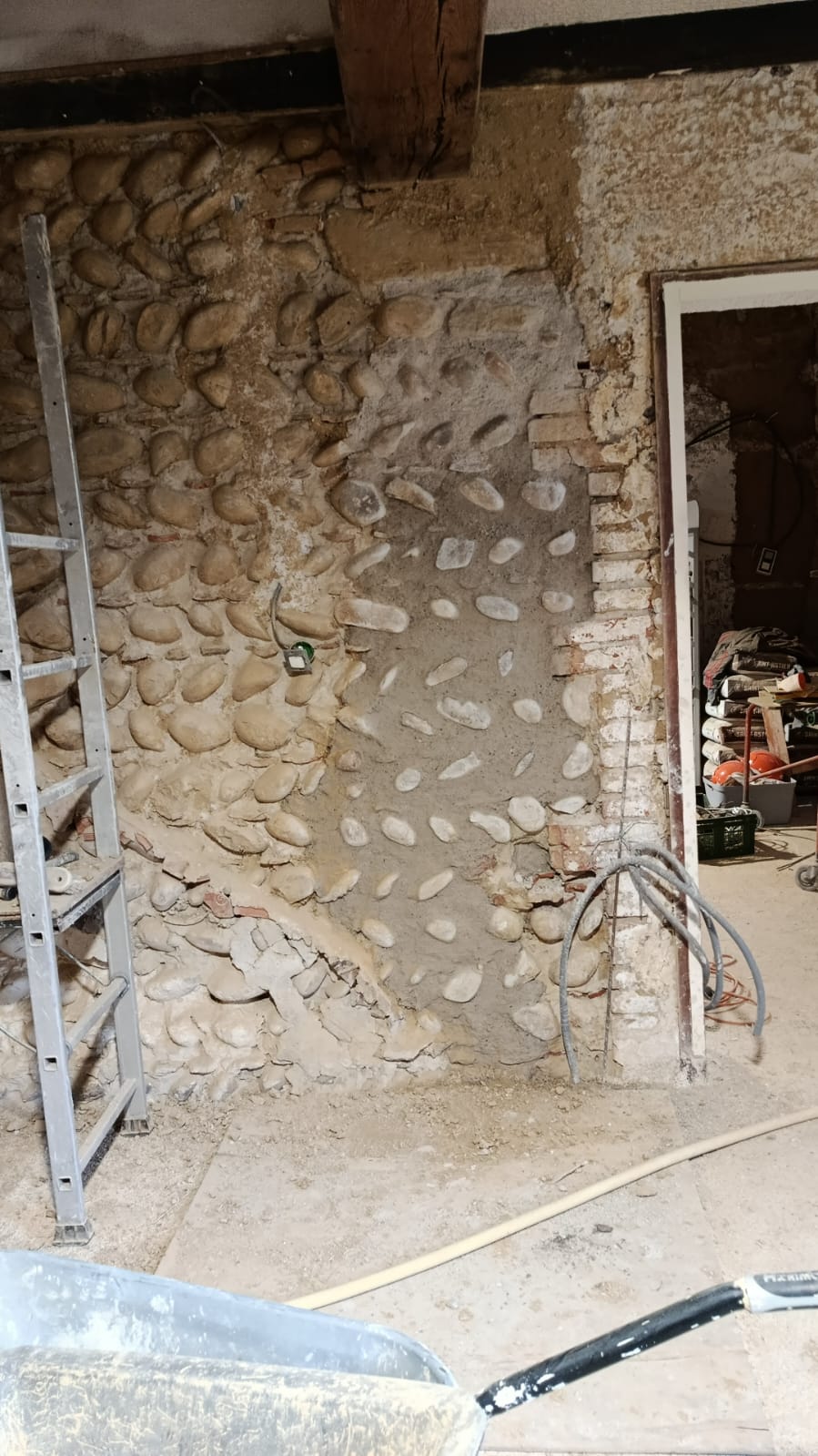 Rejointoiement des murs intérieurs en pierre, réparations de fissures, dalle chaux liège